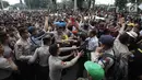 Demonstran driver online saling dorong dengan pihak kepolisian saat unjuk rasa di depan Istana Negara, Jakarta, Rabu (14/2). Kericuhan nyaris terjadi lantaran demonstran mencegat para driver online yang masih beroperasi. (Liputan6.com/Arya Manggala)