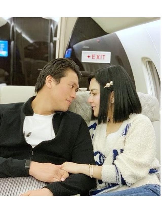 Selalu Mesra, Ini 6 Potret Mesra Syahrini dan Reino di Jet Pribadi
