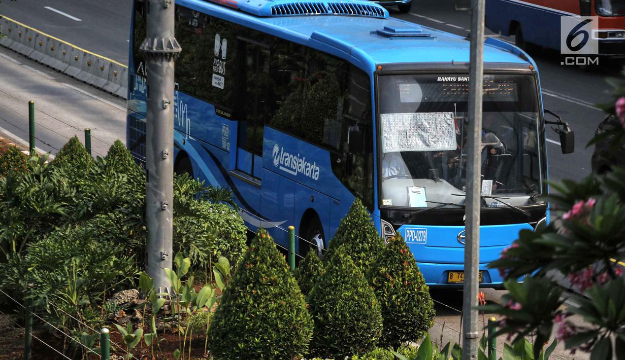 Bus Transjakarta melintas di Jalan MH Thamrin, Jakarta, Senin (24/7). Wagub DKI Jakarta Sandiaga Uno berharap pemilik kendaraan pribadi berpindah ke angkutan umum selama Asian Games 2018. (Liputan6.com/Faizal Fanani)