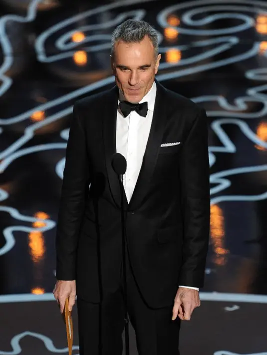 Sempat tak muncul di dunia perfilman, Daniel Day-Lewis mengisi waktunya sebagai pembuat sepatu di Florence sekitar tahun 1990. (AFP/Bintang.com)