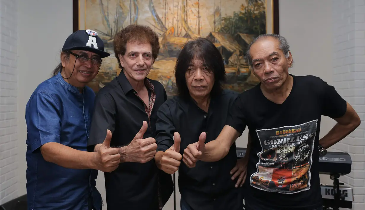 Grup yang digawangi oleh lima personel ini, Ahmad Albar, Ian Antono, Donny Fattah (bass), Abadi Soesman (keyboard) dan Fajar Satriatama (drum) itu akan merilis albumnya pada September 2016. (Andy Masela/Bintang.com)