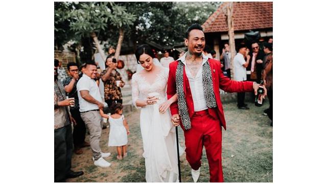 Acara resepsi tersebut sederhana namun intim dengan tamu yang hadir.