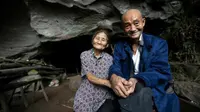 Lantaran tidak punya uang untuk menyewa sebuah rumah, pasangan suami istri Liang dan Suying tinggal di sebuah gua di Nanchong, Sichuan. (Odditycentral.com)
