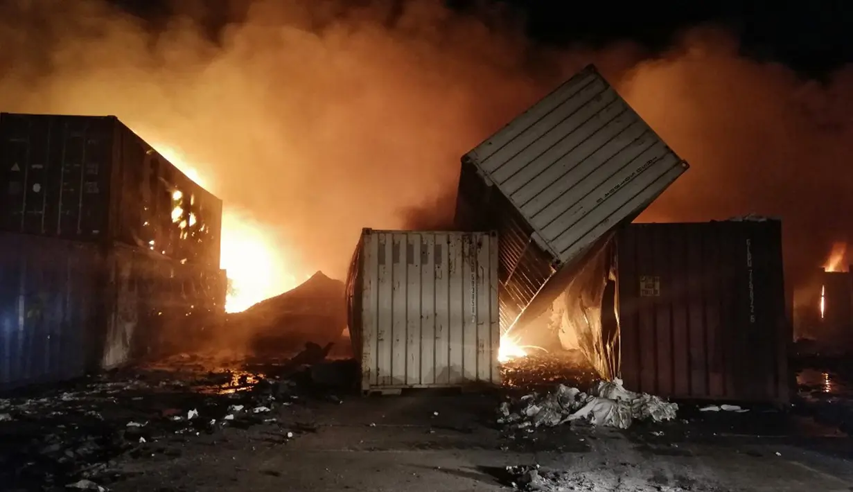 Sejumlah kontainer terbakar setelah serangan udara Israel di Pelabuhan Latakia, Suriah, 28 Desember 2021. Serangan udara Israel terhadap Pelabuhan Latakia menyebabkan kerusakan material yang signifikan dan kebakaran. (SANA/AFP)