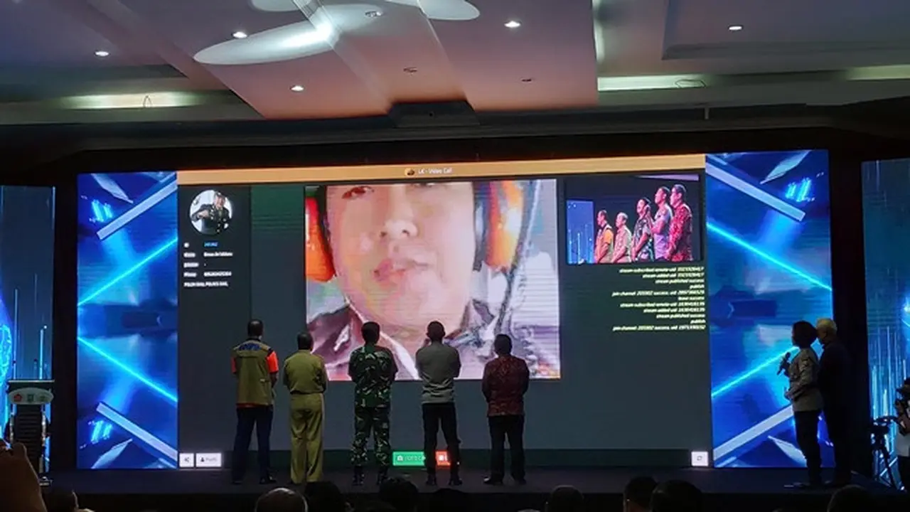 Panglima TNI dan Kapolri melakukan video call dengan polisi di lokasi kebakaran lahan melalui aplikasi Lancang Kuning Nusantara.