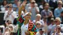 Salam hangat Elena Vesnina kepada penonton usai mengalahkan Dominika Cibulkova 6-2, 6-2 pada babak perempat final Tenis Wimbledon Championships 2016 di The All England Lawn Tennis Club, Wimbledon, (5/7/2016). (AFP/Justin Tallis)