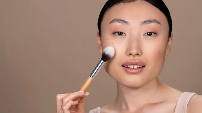 Makeup untuk Tampilan Natural yang Segar (photo by freepik)