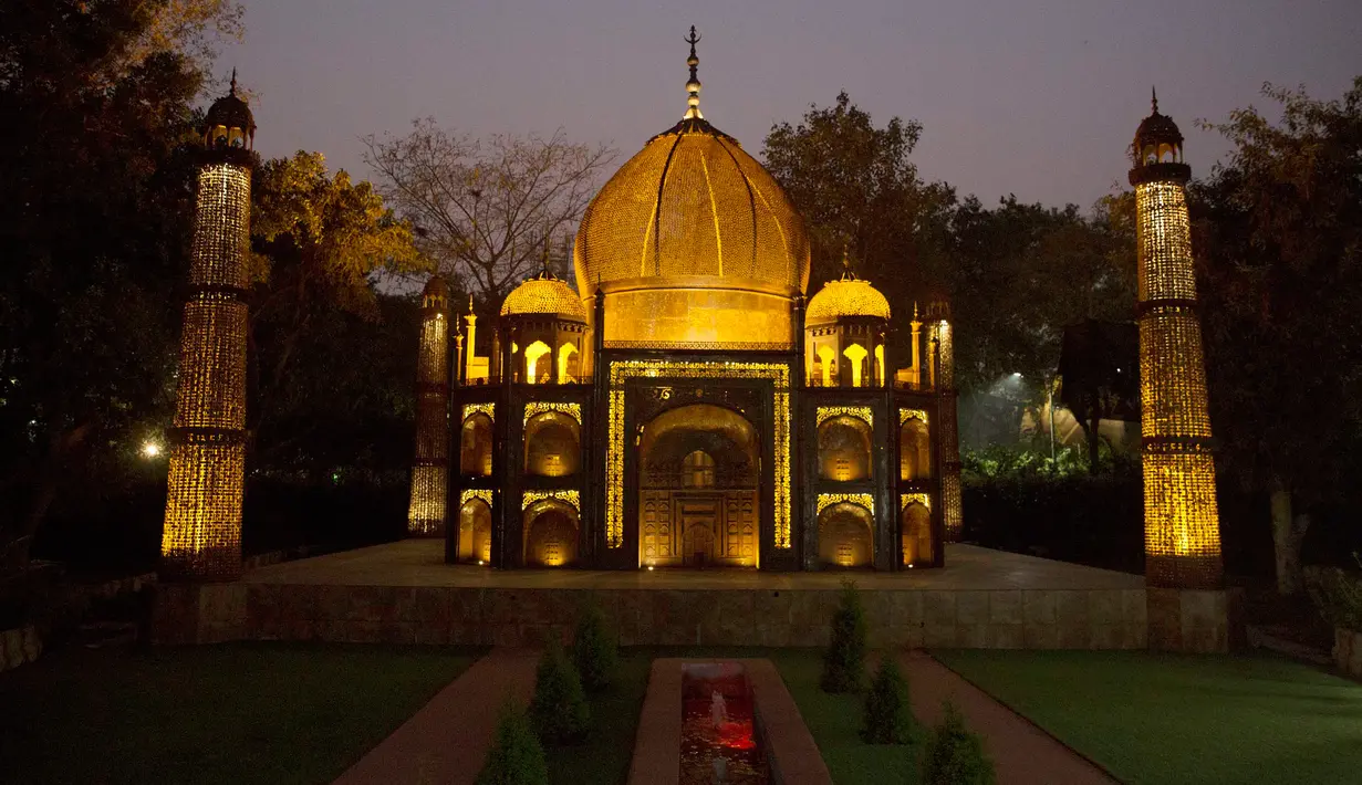 Replika Taj Mahal terlihat di sebuah taman umum di New Delhi, India, 4 Februari 2020. Barang-barang bekas seperti besi batangan, suku cadang mobil, dan pipa dimanfaatkan untuk membuat tujuh keajaiban dunia yang ikonis di taman umum itu yang sukses menarik banyak pengunjung. (Xinhua/Javed Dar)