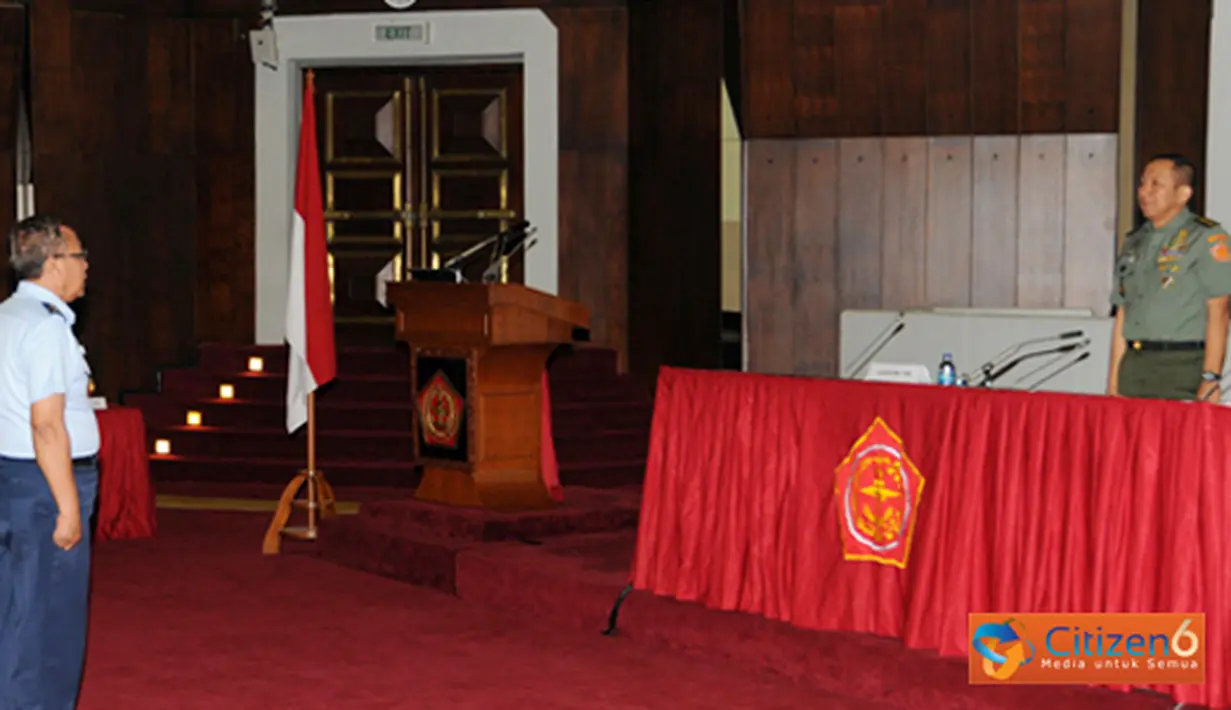 Citizen6, Cilangkap: Kasum TNI Letjen TNI J. Suryo Prabowo memberikan pengarahan pada pembukaan Rapat Koordinasi Kesehatan (Rakorkes) TNI 2012, di Mabes TNI Cilangkap Jakarta, Kamis (24/5). (Pengirim: Badarudin Bakri)