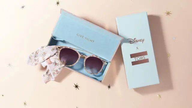 Setelah kolaborasinya dengan brand ASOS dan Coach, kini Disney menggaet brand sepatu slipper kenamaan, Toms untuk meluncurkan koleksi sepatu bertema Disney Princess.