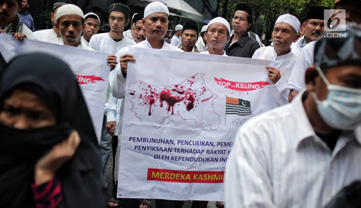 Massa yang tergabung dalam Aksi Solidaritas Islam Indonesia untuk Kashmir membentangkan spanduk di depan Kedubes India, Jakarta, Rabu (6/2). Aksi itu meminta pemerintah India untuk menarik pasukan militer dari wilayah Kashmir. (Liputan6.com/Faizal Fanani)