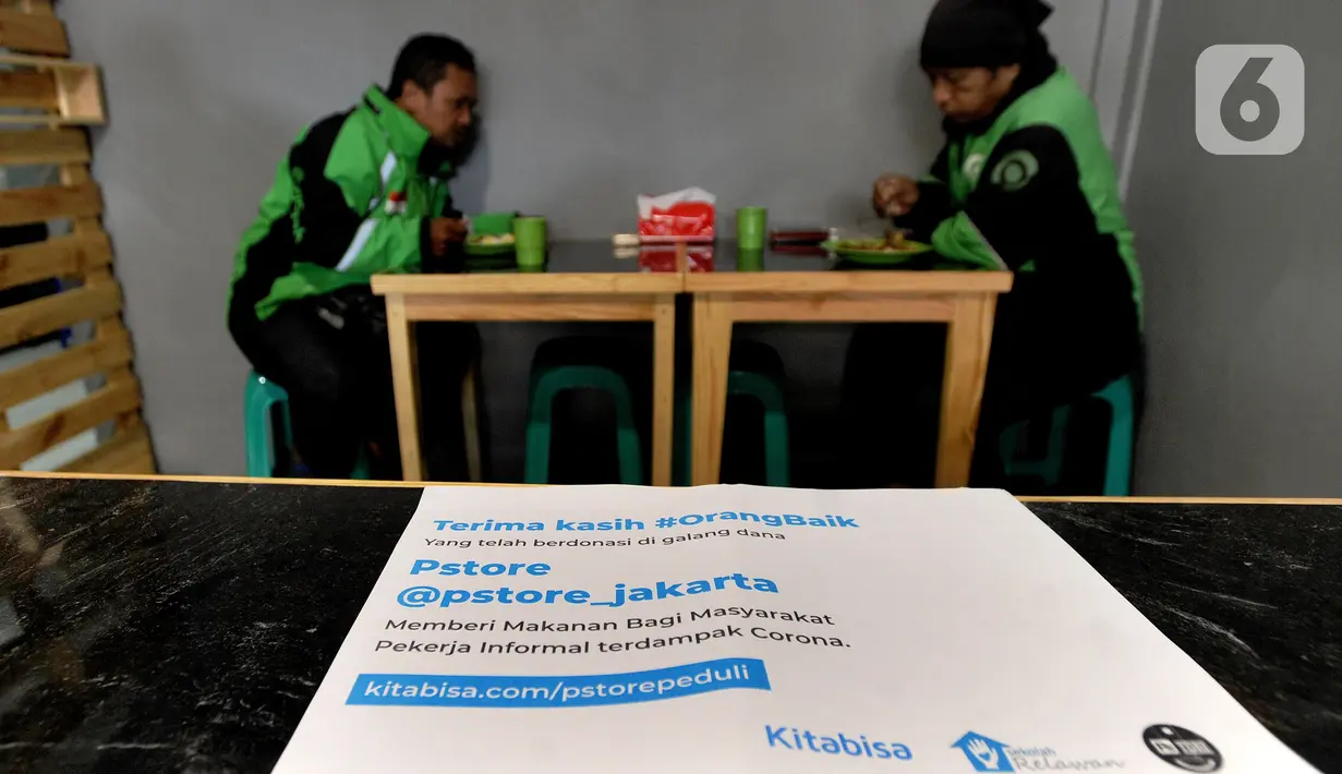 Pengemudi ojek online menikmati makanan di Warung Makan Rakyat di Jalan Sulawesi, Perumnas Depok Utara, Kecamatan Beji, Kota Depok, Kamis (27/8/2020). Warung yang dikelola Sekolah Relawan ini rata-rata menyediakan 1.500 porsi makan gratis setiap harinya. (merdeka.com/Arie Basuki)