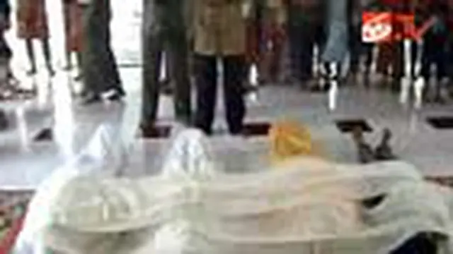 Bantah Menyantet, Wati Jalani Sumpah Pocong