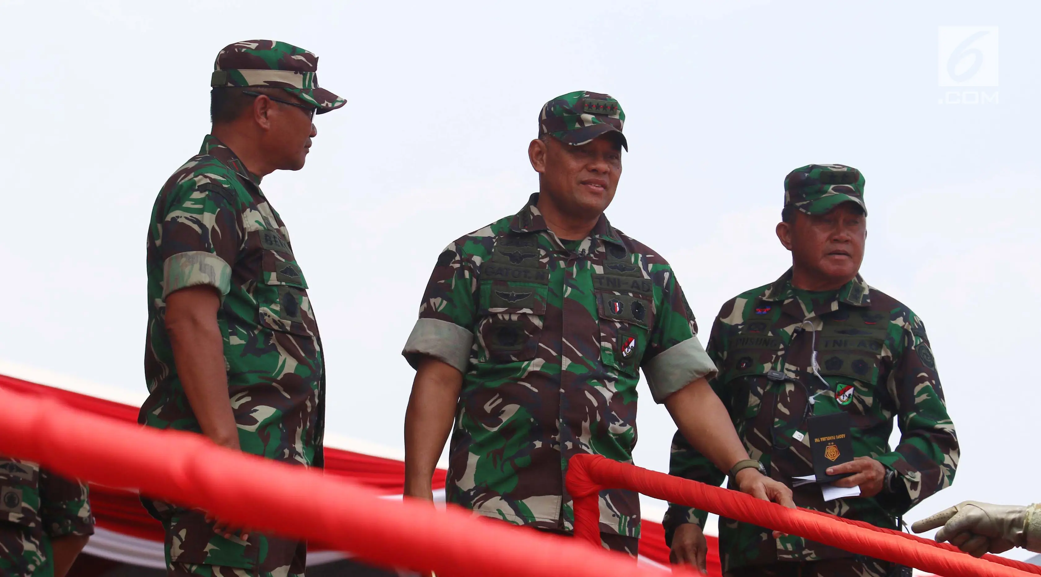 Panglima TNI, Jenderal TNI Gatot Nurmantyo meninjau Geladi Resik HUT ke-72 TNI di Cilegon, Banten, Selasa (3/10). (Liputan6.com/Angga Yuniar)