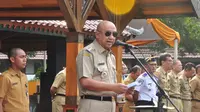 Bupati Cilacap saat menjadi inspektur apel ASN Pemkab Cilacap, Senin (22/4/2019). (Foto: Liputan6.com/Dinkominfo Cilacap/Muhamad Ridlo)