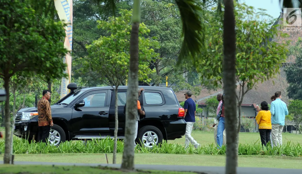 Mantan Presiden Amerika Serikat, Barack Obama (kaus biru) bersama keluarga meninggalkan kawasan Candi Prambanan, Yogyakarta, Kamis (29/6). Barack Obama beserta keluarga mengunjungi sejumlah tempat di Yogyakarta. (Liputan6.com/Helmi Fithriansyah)