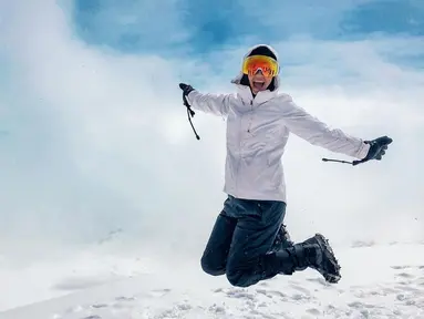 Aktris kelahiran 4 Maret 1985 ini sangat suka hal-hal berbau petualang. Seperti saat menaiki gunung Kilimanjaro. Mendaki Kilimanjaro tidak akan pernah terlupakan oleh Raline Shah karena juga bertepatan dengan momen ulang tahunnya. Saat sampai di puncak, Raline loncat kegirangan. (Liputan6.com/IG/@ralineshah)