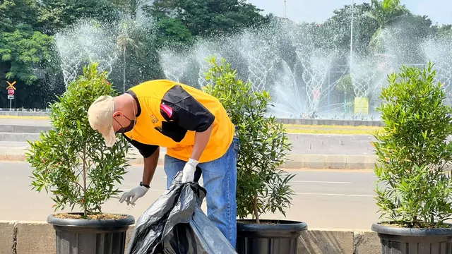 Tim Saber membersihkan sampah di arena balapan Formula E Jakarta