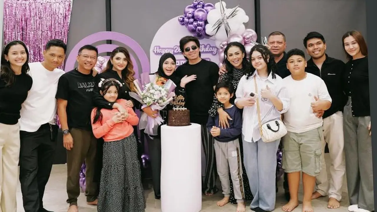 Gaya Keluarga Aurel Hermansyah saat berikan kejutan ulang tahun ke-26