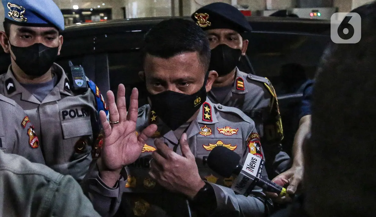 Kadiv Propam Polri nonaktif Irjen Ferdy Sambo menghadiri pemeriksaan Bareskrim Polri atas laporan dari keluarga Brigadir J. Ferdy Sambo di Gedung Bareskrim Mabes Polri, Jakarta, Kamis (4/8/2022). Ferdy Sambo didampingi oleh sejumlah anggota Divisi Propam.  (Liputan6.com/Faizal Fanani)