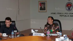 Suasana hangat pada pertemuan Menpora, Imam Nahrawi (kanan) dan Egy Maulana Vikri (kiri) di Kementrian Pemuda dan Olahraga, Jakarta, (5/1/2018). Egy Maulana memiliki peluang bermain di Eropa tahun 2018. (Bola.com/Nicklas Hanoatubun)
