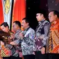 Wakil Wali Kota Padang Panjang, Drs. Asrul mewakili Pemerintah Kota Padang Panjang menerima penghargaan PPKM Award dari Presiden Joko Widodo.