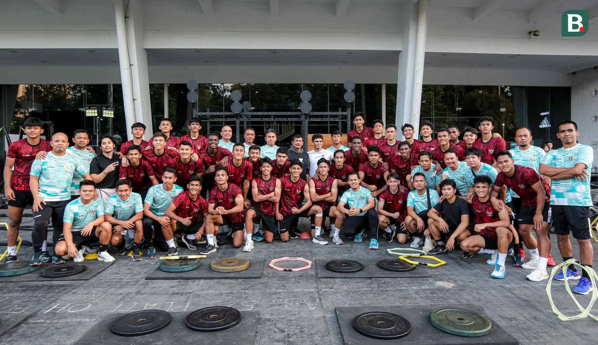 Sejumlah pemain, pelatih, dan instruktur Timnas Indonesia U-20 berfoto bersama setelah latihan fisik di GBK Empire Fit Club, Senayan, Jakarta, Rabu (15/05/2024). (Bola.com/Bagaskara Lazuardi)