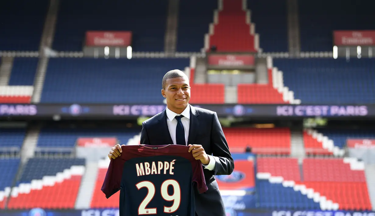 Paris Saint-Germain resmi memperkenalkan Kylian Mbappe dengan nomor punggung 29 di Parc des Princes stadium, Paris, (6/9/2017). Mbappe dipinjam PSG dari Monaco dengan opsi permanen sebesar 180 juta euro tahun berikutnya. (AFP/Franck Fife)