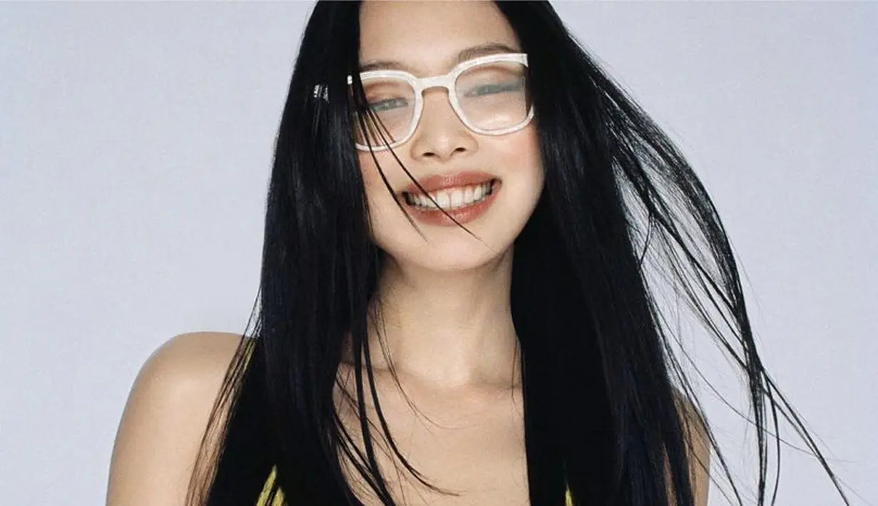 Brand kacamata ‘Gentle Monster’ telah meluncurkan kolaborasi terbarunya dengan Jennie BLACKPINK yang diberi nama 'Jentle Garden'. Jennie pun menghadiri pop store yang menjadi rangkaian kolaborasinya. Dok. @gentlemonster
