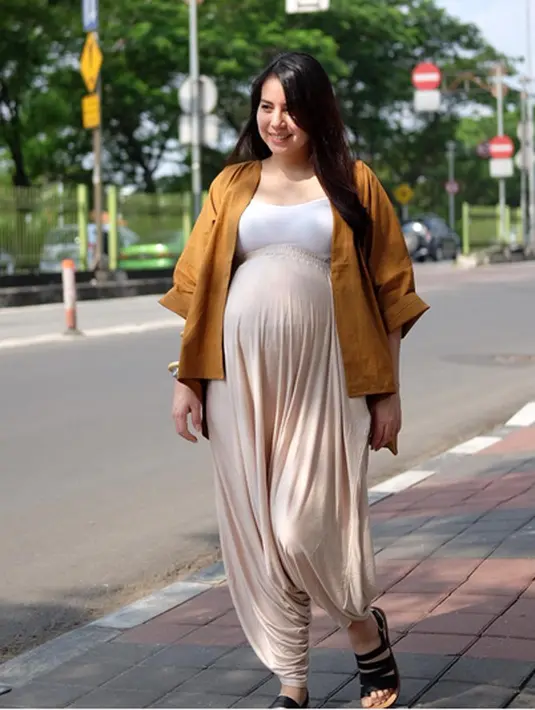 Pesinetron itu melahirkan seorang bayi laki-laki di rumah sakit kawasan Menteng, Jakarta Pusat. Kabar bahagia itu dibagikan oleh Firmansyah, suami Chua Kotak melalui media sosial. (dok. Instagram)