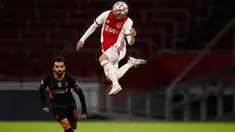 Bek Ajax Amsterdam, Nicolas Tagliafico mengontrol bola diawasi penyerang Liverpool, Mohamed Salah pada pertandingan pertama Grup D Liga Champions 2020 di Johan Cruijff Arena, Kamis (22/10/2020) dini hari WIB. Liverpool susah payah menang tipis 1-0 di kandang Ajax. (AP Photo/Peter Dejong)