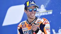 Pembalap Repsol Honda, Alex Marquez, melakukan selebrasi usai menjuarai balapan MotoGP Aragon, Spanyol, Minggu (18/10/2020). Alex Rins berhasil finis pertama dengan catatan waktu 41 menit, 54,391 detik. (AP Photo/Jose Breton)
