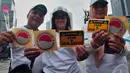Hari Antikorupsi diperingati dengan membagikan stiker dan bunga di kawasan Bundaran HI, Jakarta, Selasa (12/9/2014). (Liputan6.com/Johan Tallo)