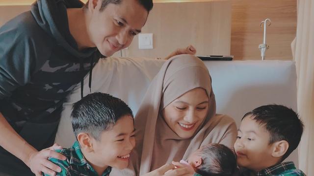 Potret Baru Keluarga Dude Harlino Usai Dikaruniai Anak Ketiga, Penuh Bahagia