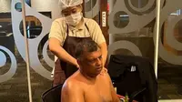Bos AirAsia Tony Fernandes dikritik setelah dia memposting foto dirinya bertelanjang dada, menerima pijatan selama conference call. (Tony Fernandez/LinkedIn)
