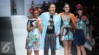 Desainer tities sapoetra berjalan bersama para model pada hari kedua Jakarta Fashion Week (JFW) 2016 di Senayan city, Jakarta, (25/10/2015). (Liputan6.com/Herman Zakharia)