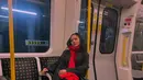 Outfit ini bikin Amel Carla terlihat kece saat berkeliling London dengan transportasi umum [@amelcarla]
