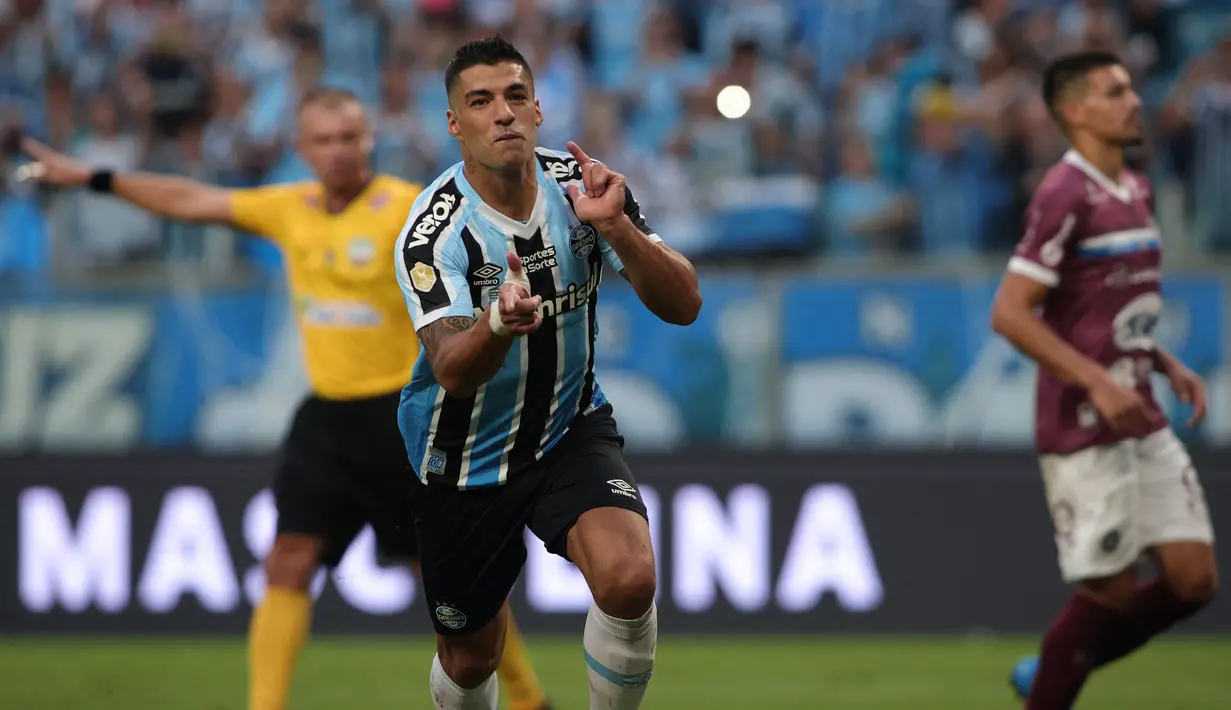 Pemain Gremio, Luis Suarez merayakan gol ke gawang Caxias yang dicetak melalui tendangan penalti pada leg kedua final Gaucho Championship di Arena do Gremio Stadium, Porto Alegre, Brasil, 8 April 2023. Gol Suarez mengubah agregat menjadi 2-1 untuk kemenangan Gremio. (AFP/Silvio Avila)