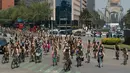 Sejumlah warga bersepeda keliling Kota Mexico City, Meksiko (8/6/2019). Rayakan World Naked Bike, ratusan warga tampil tanpa busana berkeliling pusat kota Meksiko. (AP Photo / Christian Palma)