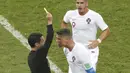 Cristiano Ronaldo menerima kartu kuning dari wasit Cesar Ramos asal Meksiko saat melawan Uruguay pada laga 16 besar Piala Dunia 2018 di Fisht Stadium, Sochi, Rusia, (30/6/2018). Portugal kalah 1-2 dari Uruguay. (AP/Darko Vojinovic)