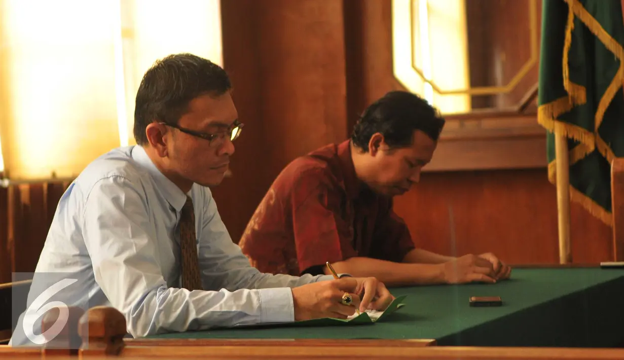 Kuasa hukum MAKI saat mendengarkan putusan saat sidang praperadilan di PN Jakarta Pusat, Senin (2/11). Majelis tidak menerima gugatan peradilan dari MAKI dan menerima eksepsi termohon KPK terkait kasus Bank Century. (Liputan6.com/Gempur M Surya)