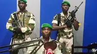 Tentara Gabon saat mengumumkan upaya kudeta di stasiun radio nasional yang diduki pada 7 Januari 2019 (AFP PHOTO)