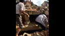 Warga tampak mencoba menyelamatkan korban yang terperangkap puing-puing usai gempa di China, Minggu (3/8/14). (REUTERS/China Daily)