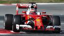 Kimi Raikonen mencatat waktu terbaiknya yaitu 1m24,836s dari 70 lap pada sesi tes pramusim kedua di Sirkuit Catalunya, Barcelona, selasa (2/3/2016) malam WIB. (REUTERS/Albert Gea)