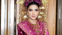 9 Potret Ashanty Pakai Baju Adat Palembang dengan Detail Mewah, Auranya Elegan