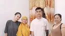 Begitupun dengan Azizah yang mengenakan kaos oversize warna hitam dipadukan celana olahraga Adidas warna hitam. Melihat laman website Adidas, harga celana tersebut Rp1,7 jutaan. [@roes9381]