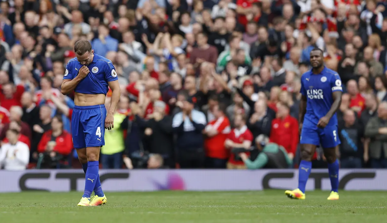 Pemain Leicester City, Danny Drinkwater (kiri) dan Wes Morgan tertunduk usai kalah dari Manchester United pada laga Premier League di Stadion Old Trafford, Sabtu (24/9/2016) WIB. (Reuters/Darren Staples)