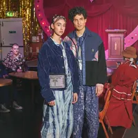 Gaya makin seru dengan corak tie dye yang kembali tren. (Foto: Storymfg)