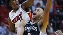 Pemain San Antonio Spurs, Kyle Anderson (kanan) berusaha memasukan bola saat diadang pemain Miami Heat, Josh Richardson pada laga NBA basketball game di Miami, (25/10/2017). Spurs kalahkan Heat 117-100.  (AP/Wilfredo Lee)