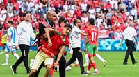 Momen fans Maroko melakukan invasi lapangan di laga kontra Argentina pada ajang Olimpiade 2024 Paris. (Arnaud FINISTRE / AFP)